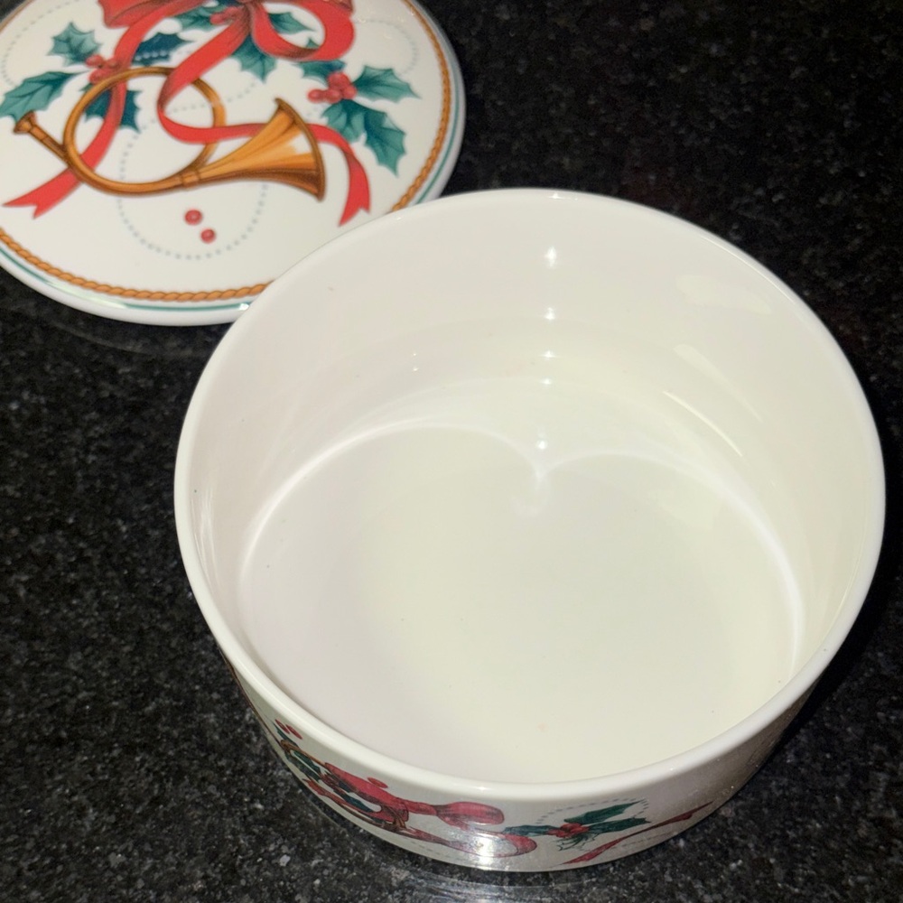 Mikasa Vintage Jubilation Porcelain Round Box 1980s Christmas Trinket Dish - Picture 6 of 7